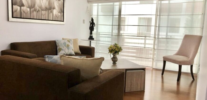 Se vende acogedor departamento con balcon y vista a lindo jardin interno en Miraflores